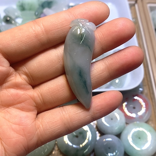 翡翠未镶嵌颈饰辣椒。飘花