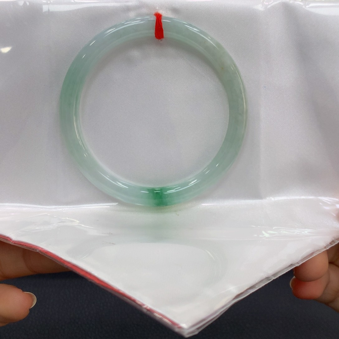 翡翠手镯未镶嵌翡翠