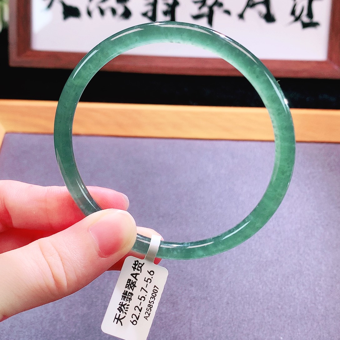 翡翠手镯未镶嵌天然翡翠