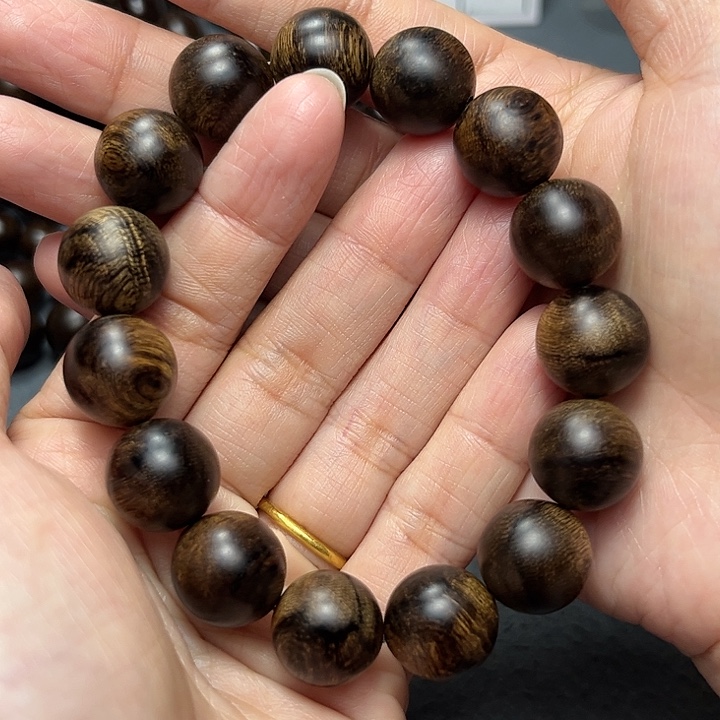 沉香手串白棋虎皮留疤