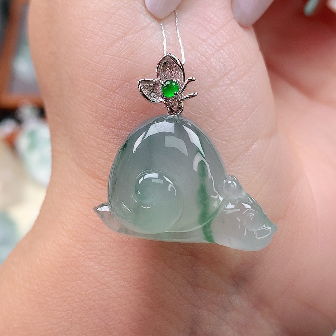 颈饰18K金镶嵌翡翠蜗牛