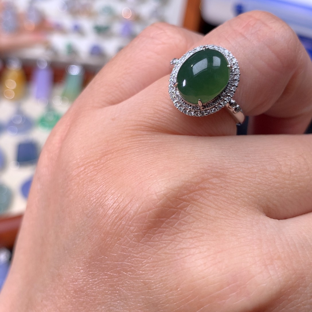 18K金镶嵌戒指翡翠蛋面戒指