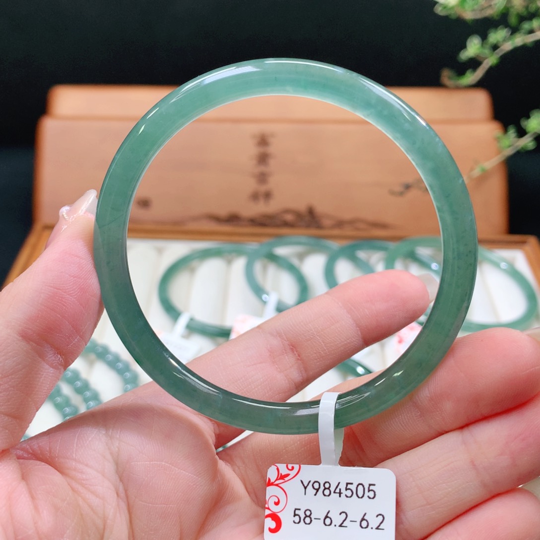 翡翠手镯未镶嵌天然