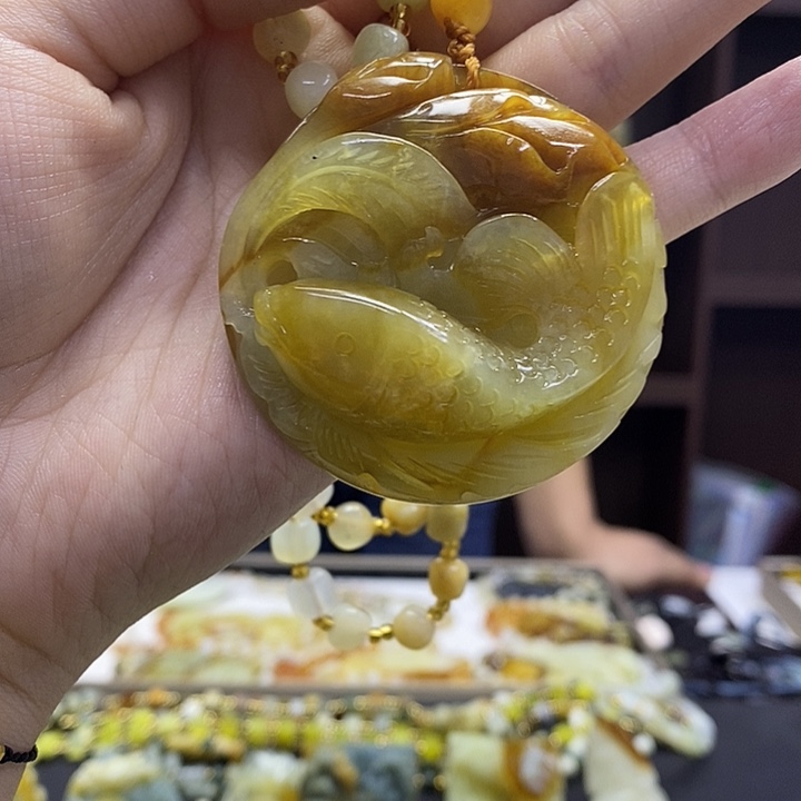 蛇纹石玉未镶嵌颈饰