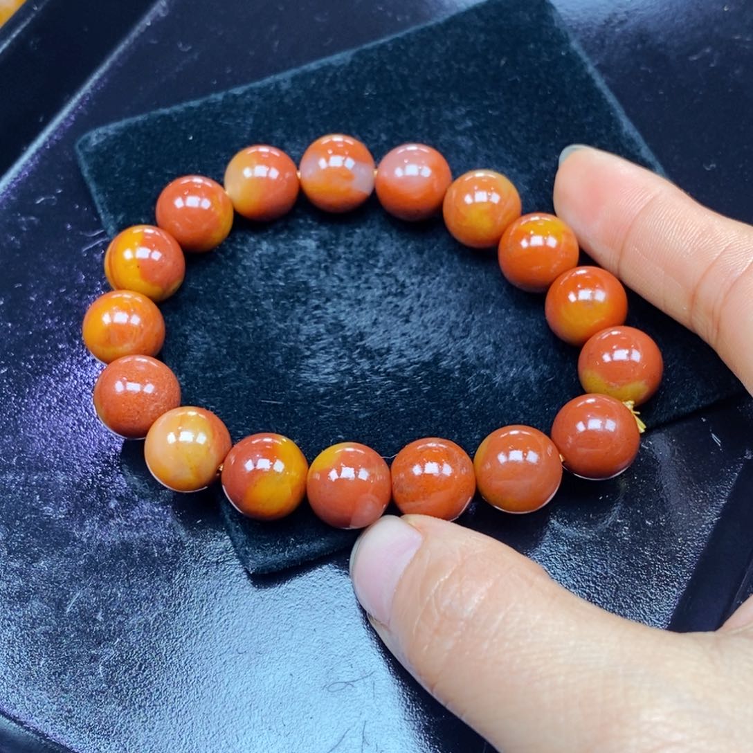未镶嵌石英质玉（黄龙玉）颈饰