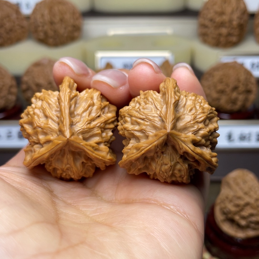 文玩核桃把件C****.盘山三棱34左右