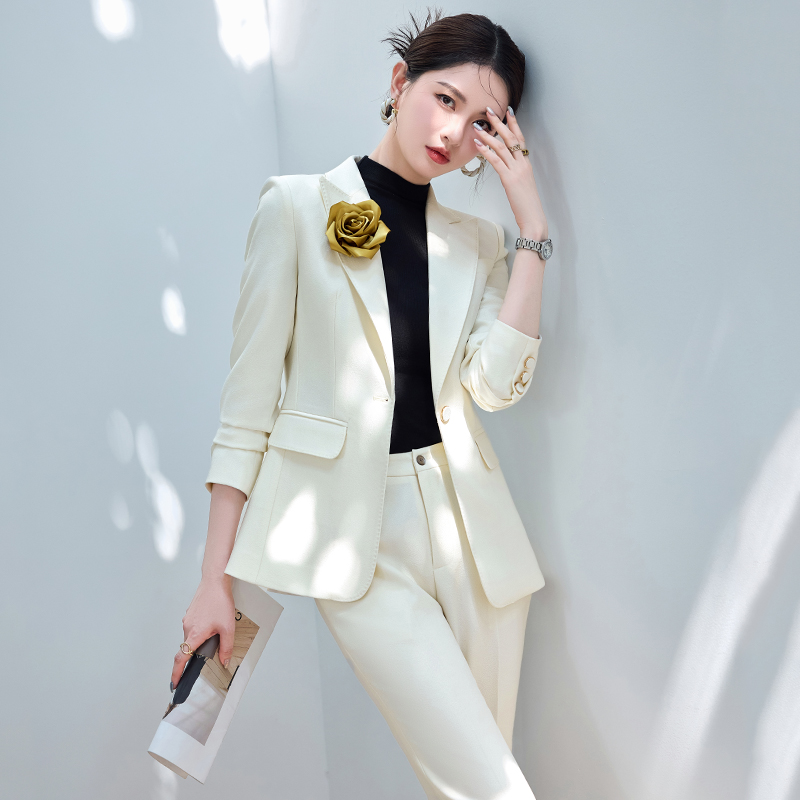 白色西装套装女秋季2025新款通勤职场穿搭正装设计感职业西服外套