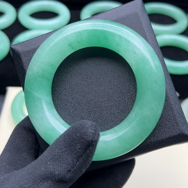 木***宝石英岩玉未镶嵌手镯