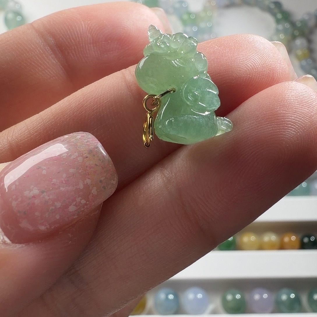 柠***呢翡翠18K金镶嵌颈饰翡翠18k金吊坠