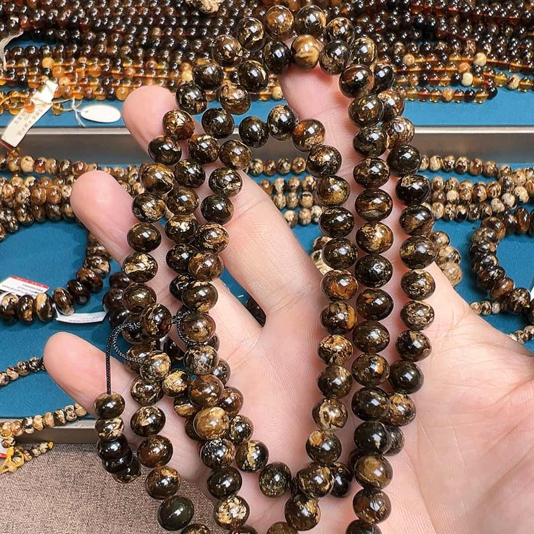 琥珀颈饰未镶嵌抚顺