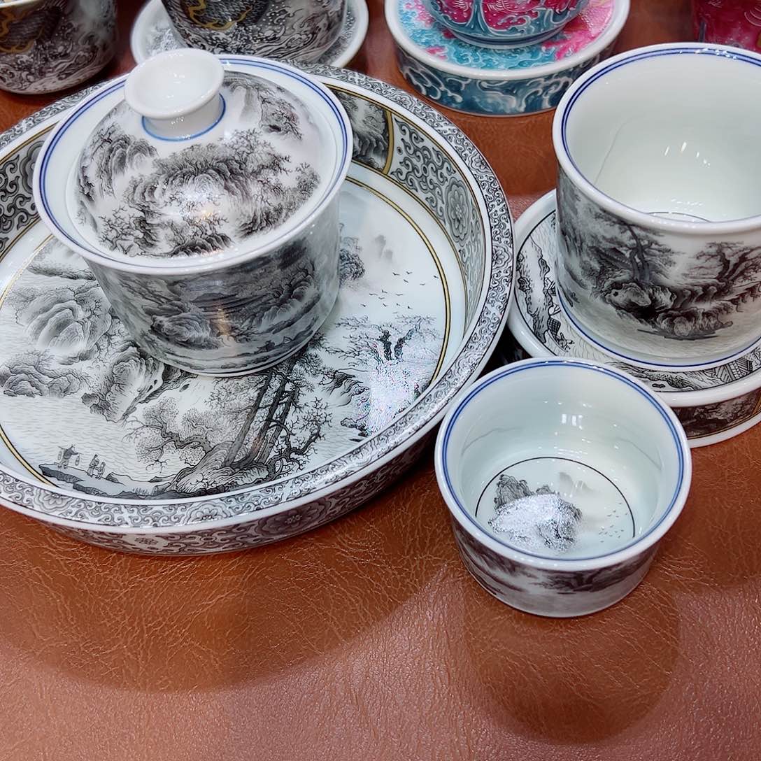 摆件景德镇市的中心城区是我国的著名城市