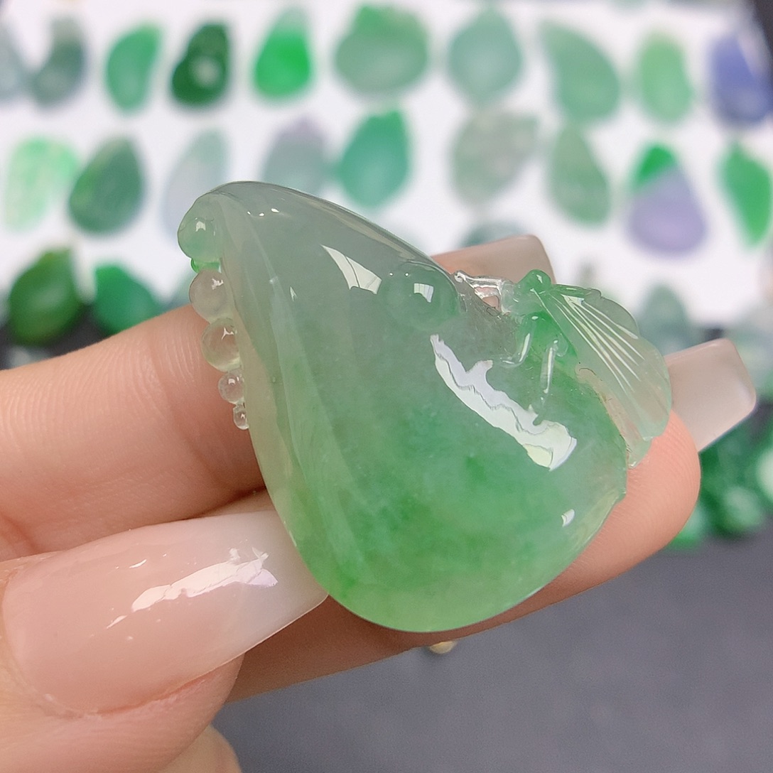 翡翠颈饰未镶嵌一鸣惊人