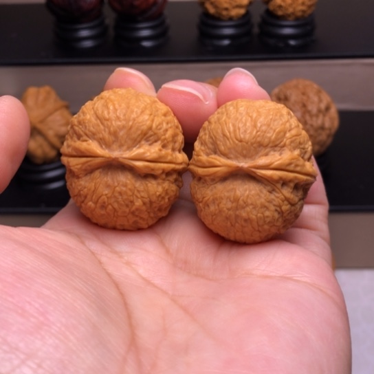 文玩核桃把件冰裂纹绣球35