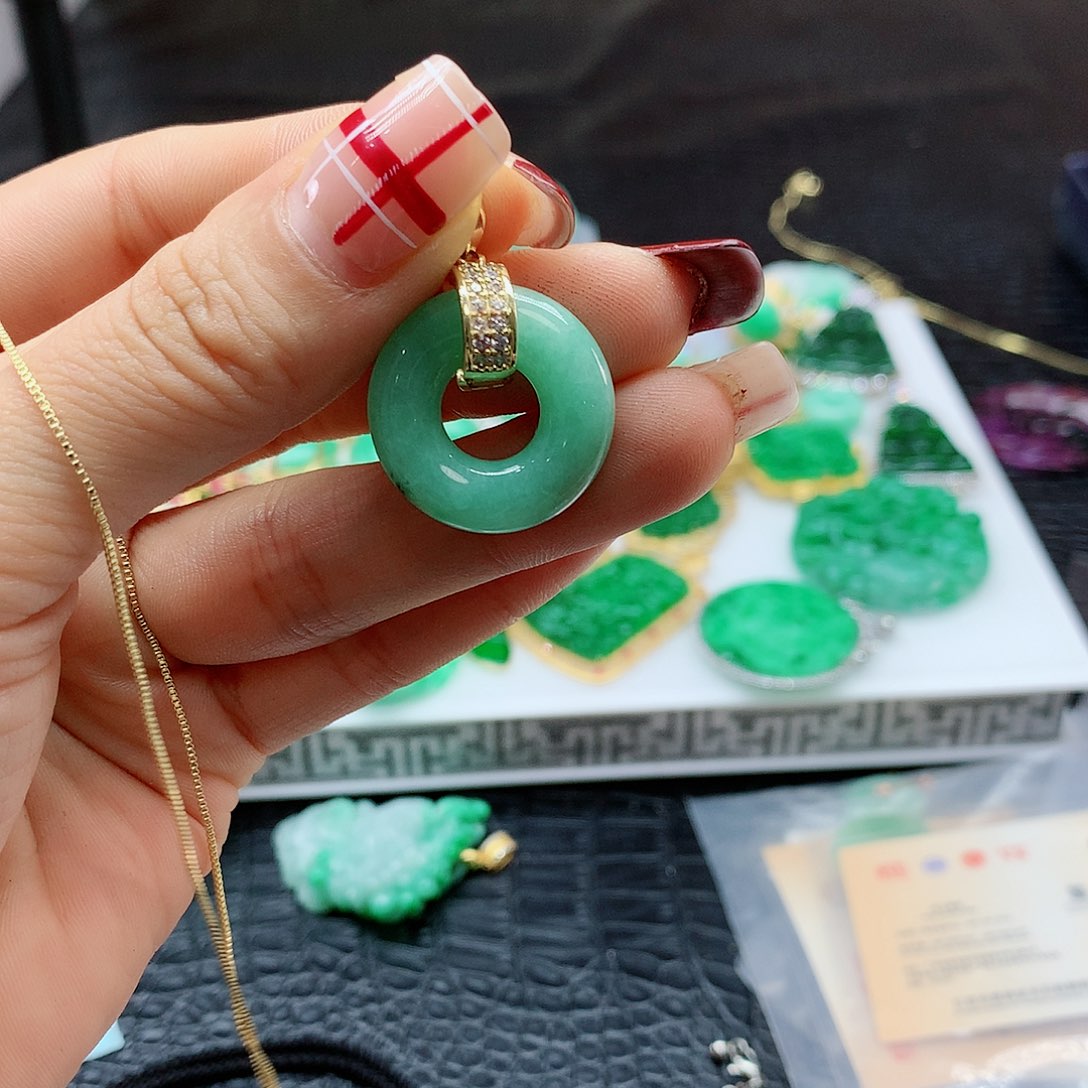 【闪购商品】翡翠吊坠(赠链)未镶嵌