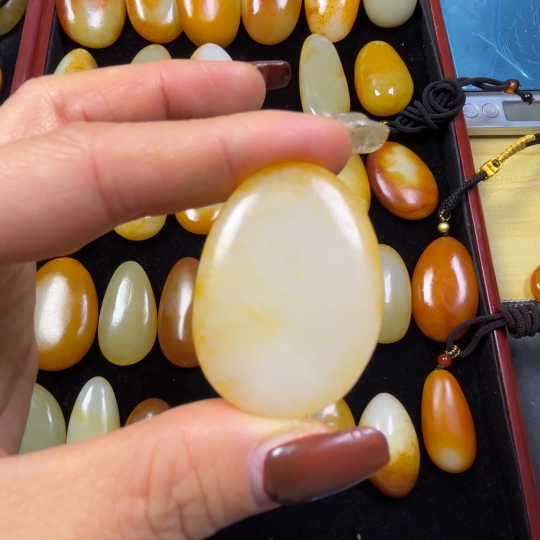 杨***亿和田玉未镶嵌颈饰