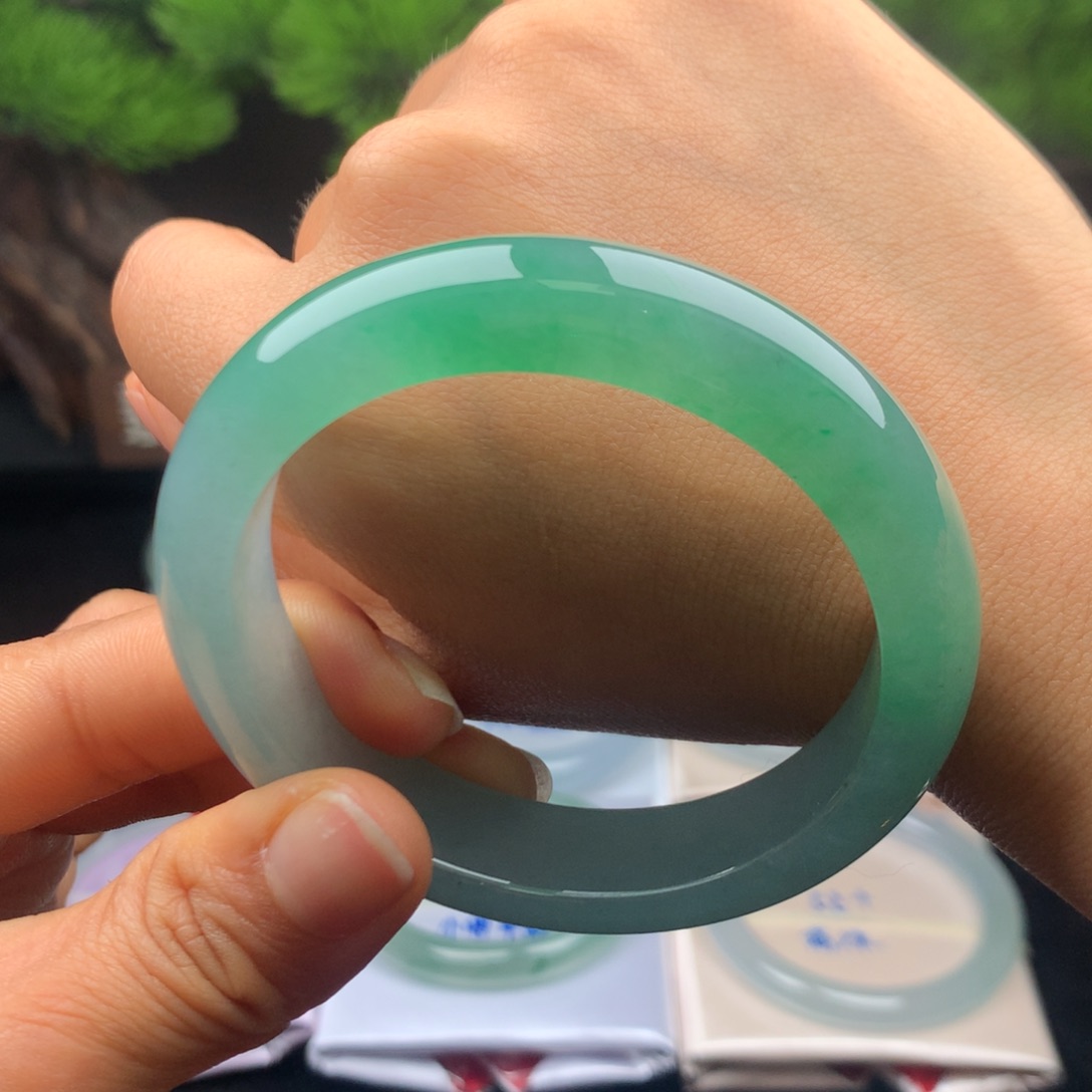 翡翠手镯未镶嵌w***w手镯