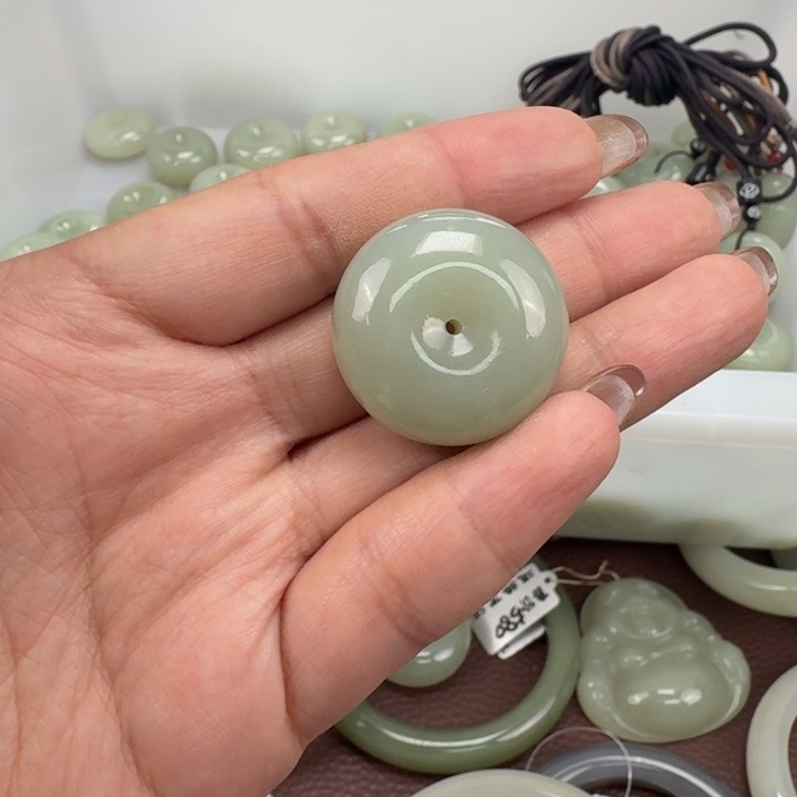 香***鸽和田玉未镶嵌手镯