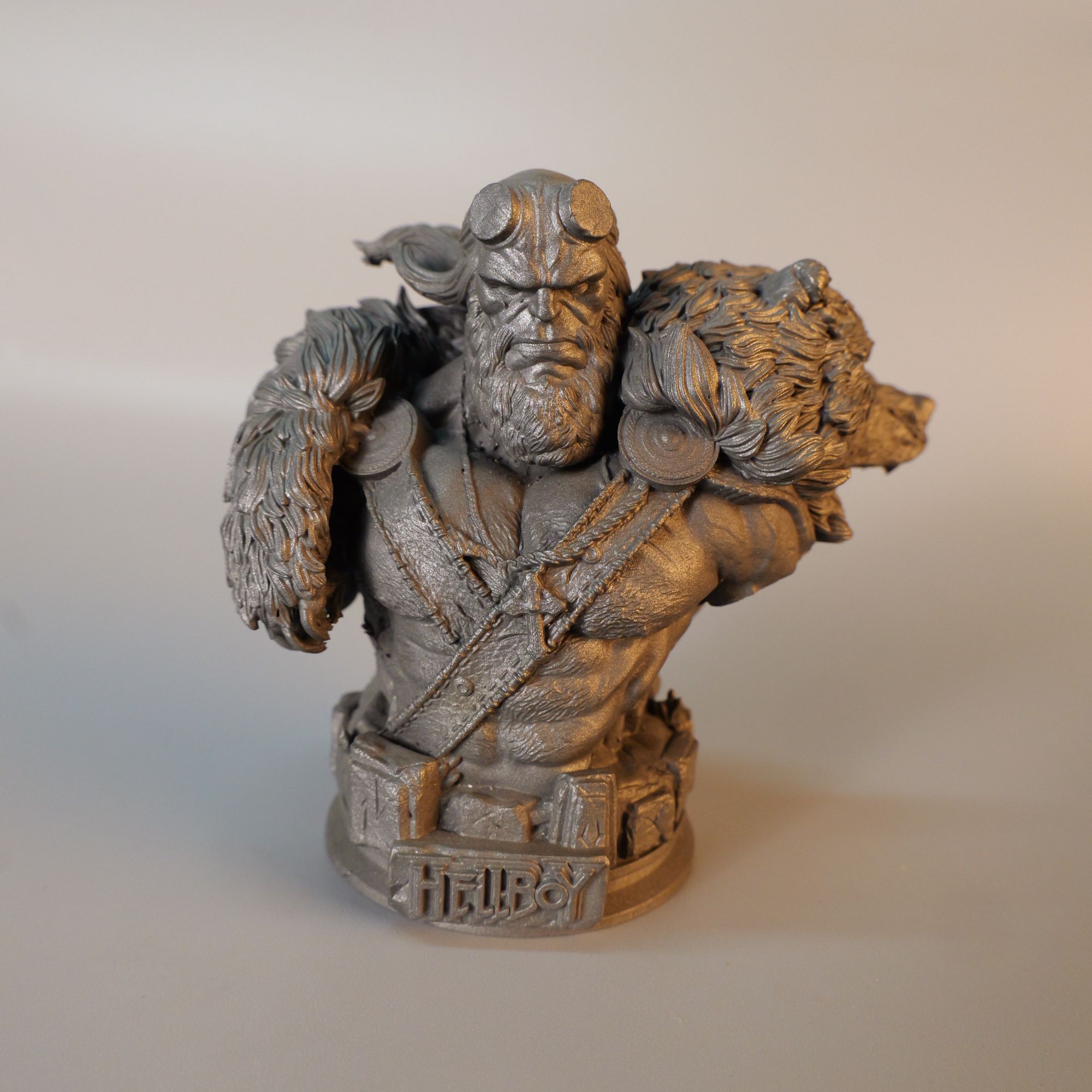 超酷地狱男爵兽皮披肩半身像桌面书房潮玩摆件