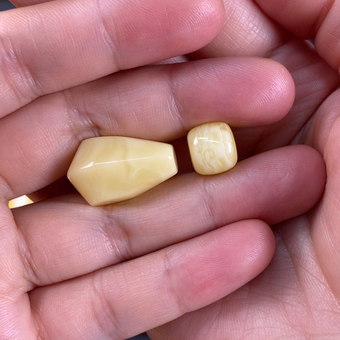 琥珀裸石未镶嵌把***欢蜜蜡