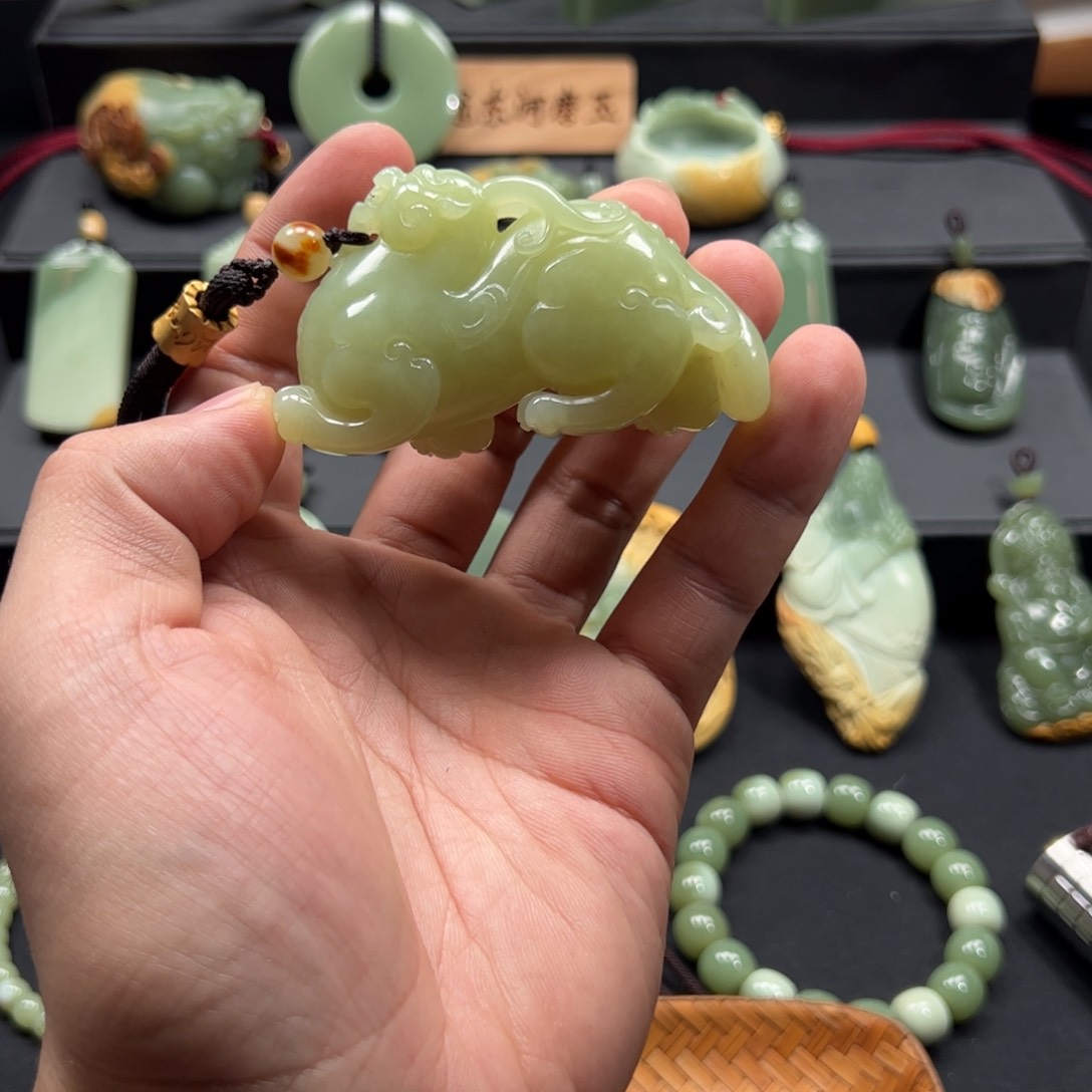 岫岩老玉（透闪石质玉）颈饰未镶嵌大****斯