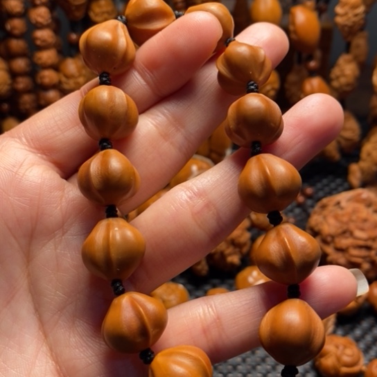 橄榄核吊坠鲨鱼背