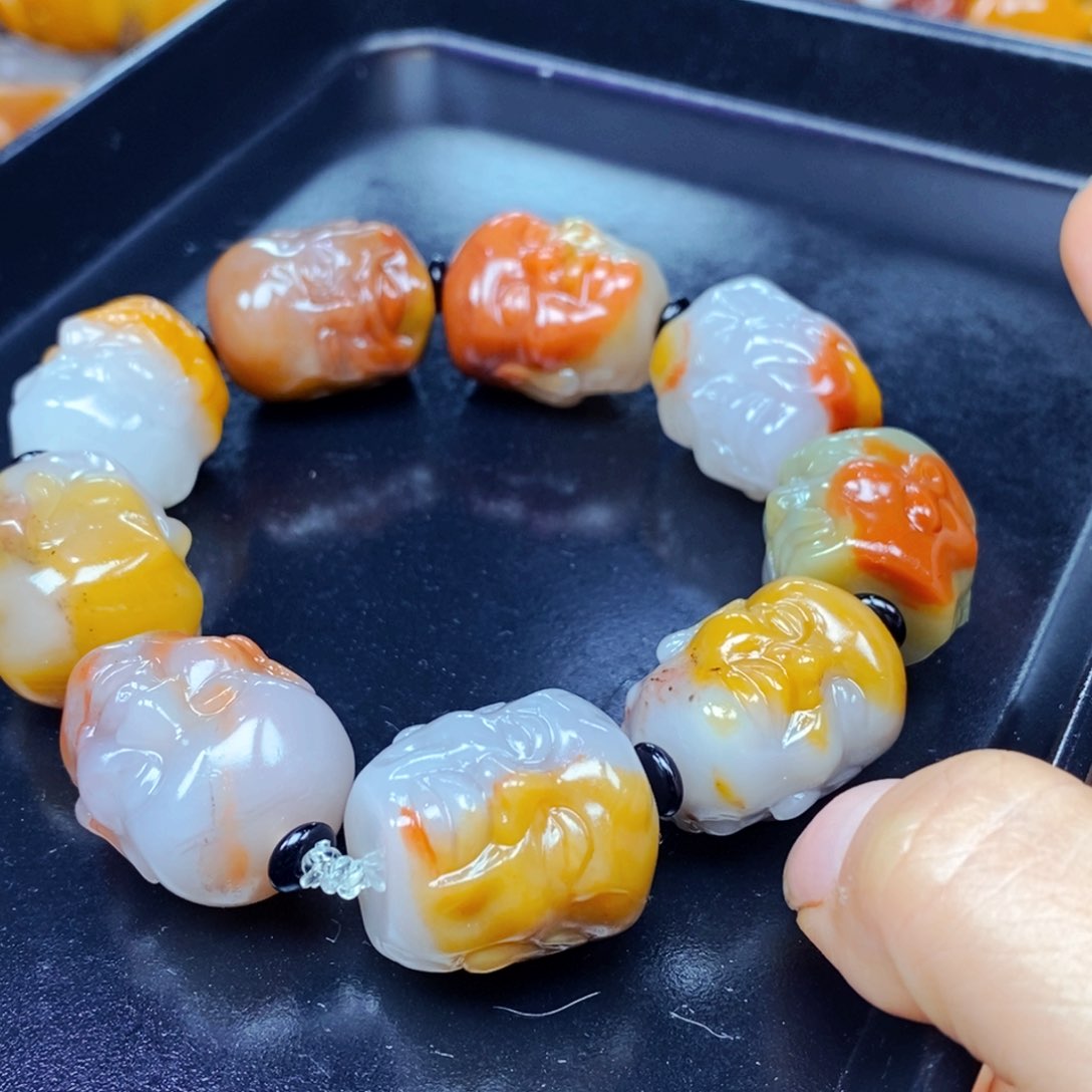 未镶嵌石英质玉（黄龙玉）颈饰