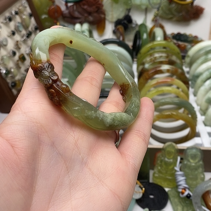 蛇纹石玉手镯未镶嵌