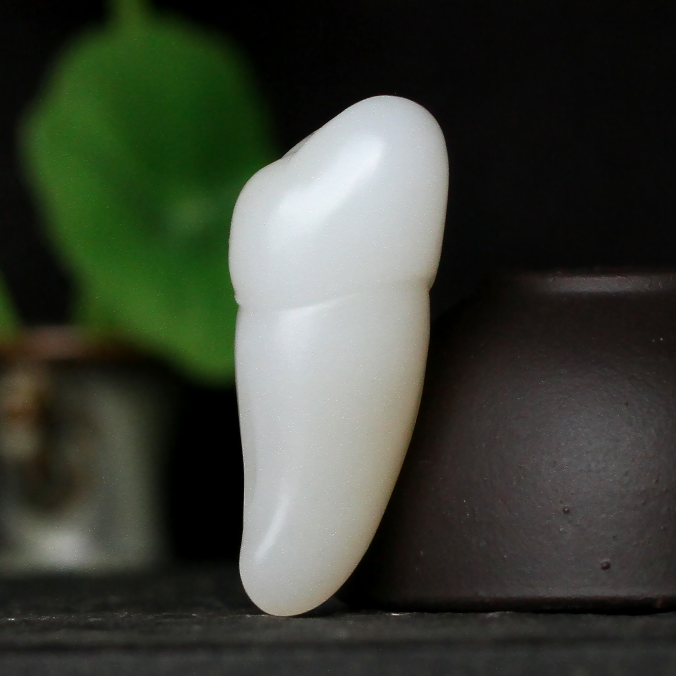 和田玉虎牙吊坠新疆和田玉老坑山料气质玉坠手工雕刻简约大气