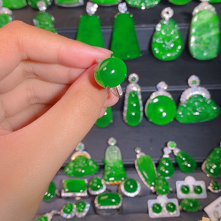 翡翠18K金镶嵌戒指uu