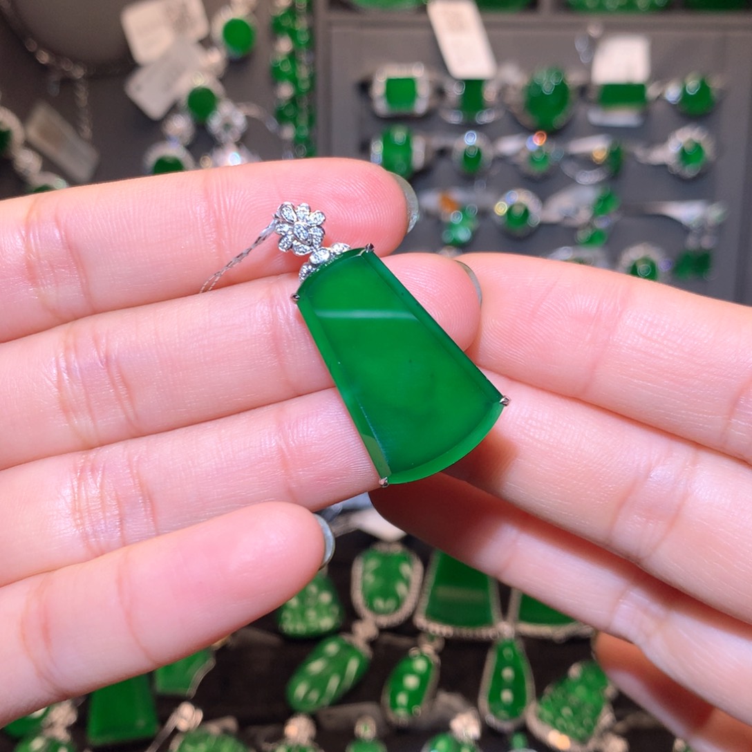 翡翠颈饰18K金镶嵌无事牌