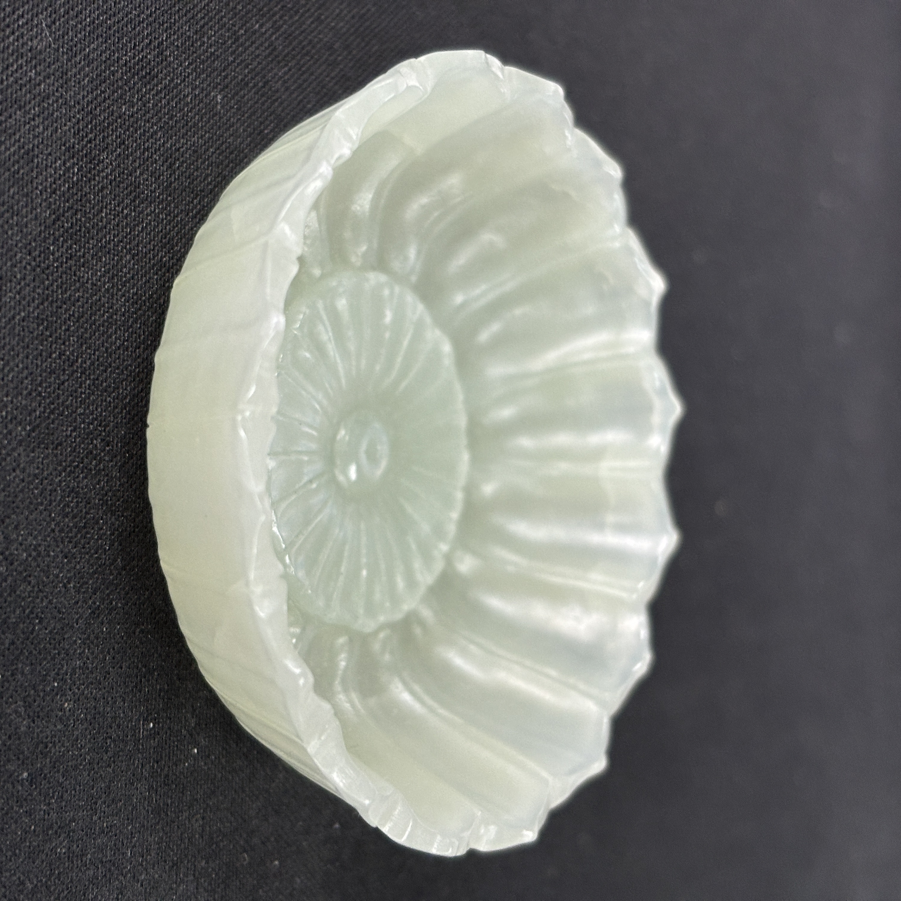 清代和田玉莲瓣香插-NX