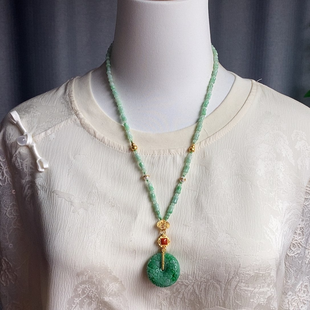 翡翠未镶嵌吊坠(赠链)