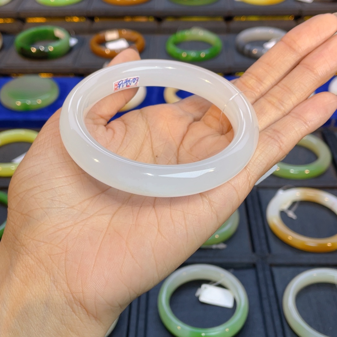 和田玉手镯未镶嵌奇*子