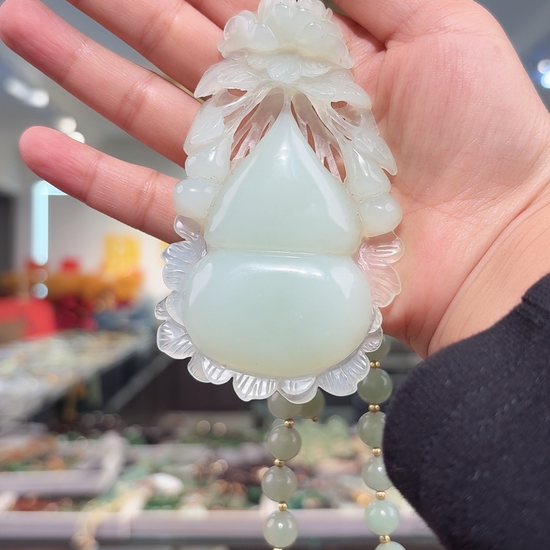 大***姐岫玉未镶嵌颈饰吊坠