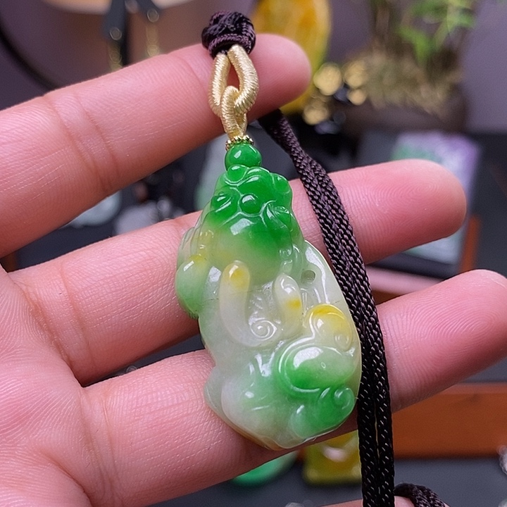 翡翠未镶嵌吊坠(赠链)