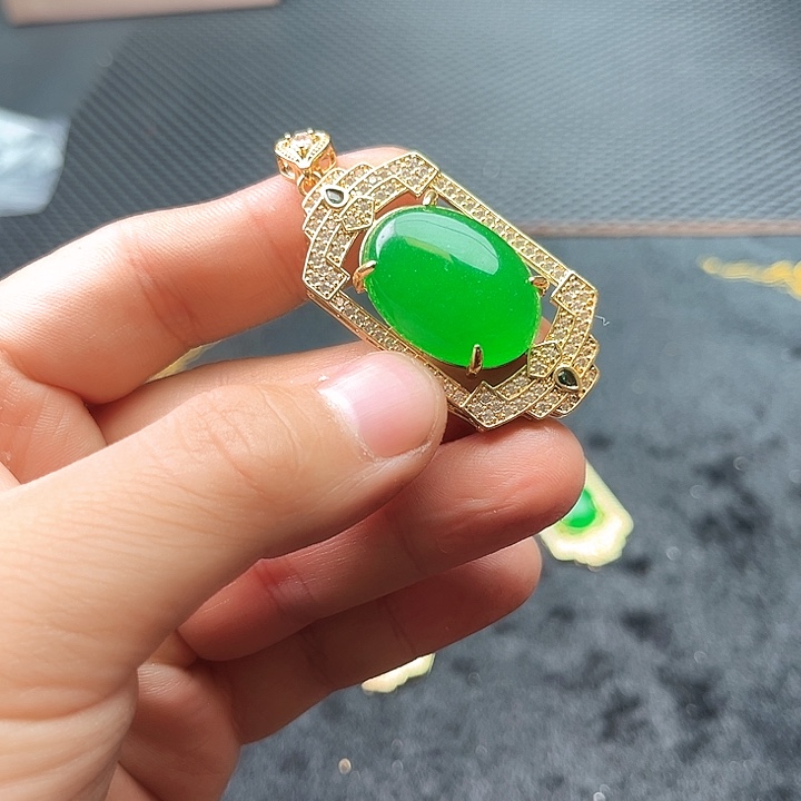 翡翠颈饰未镶嵌啊啊