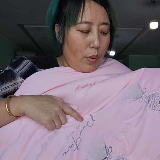 棉高端被子尺寸2m×2m三，重量8斤。