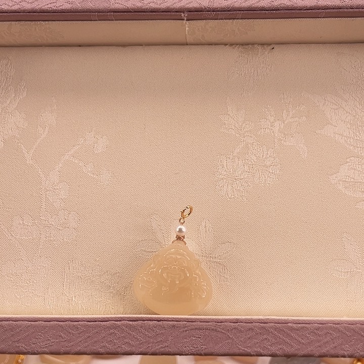 和田玉吊坠(不含链)18K金镶嵌