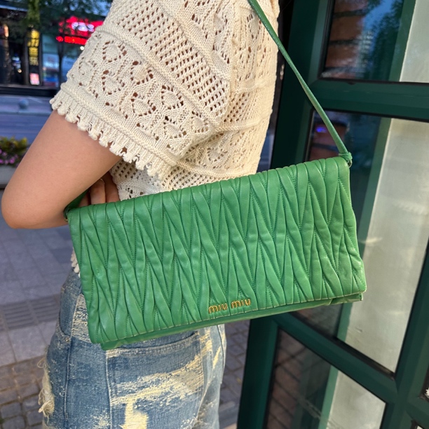 95新 MIU MIU/缪缪 MiuMiu牛油果绿褶皱法棍单肩包