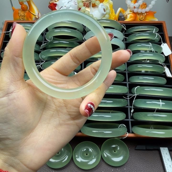 青***了岫玉未镶嵌手镯岫玉