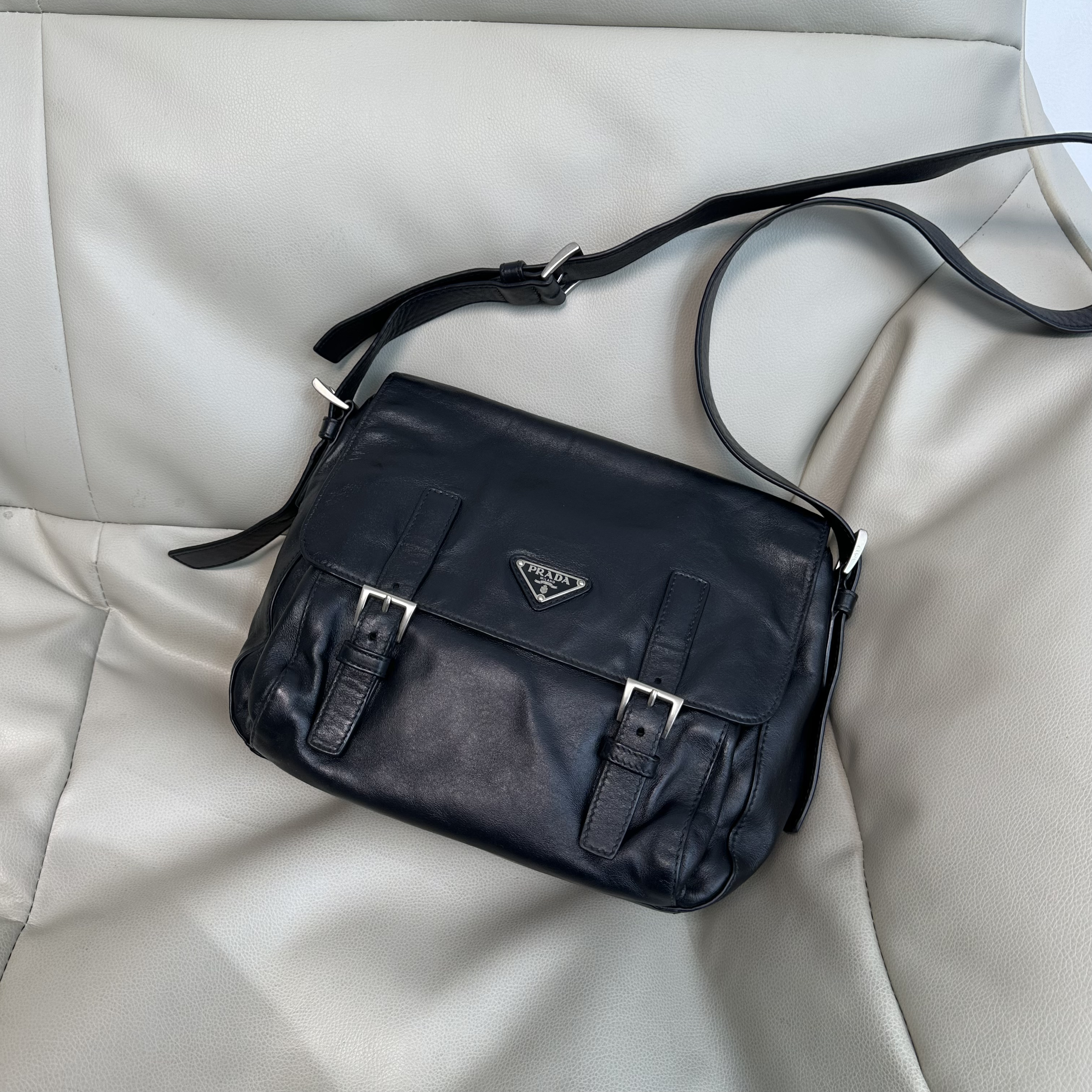 95新 Prada/普拉达 黑银全皮双耳邮差单肩斜挎包