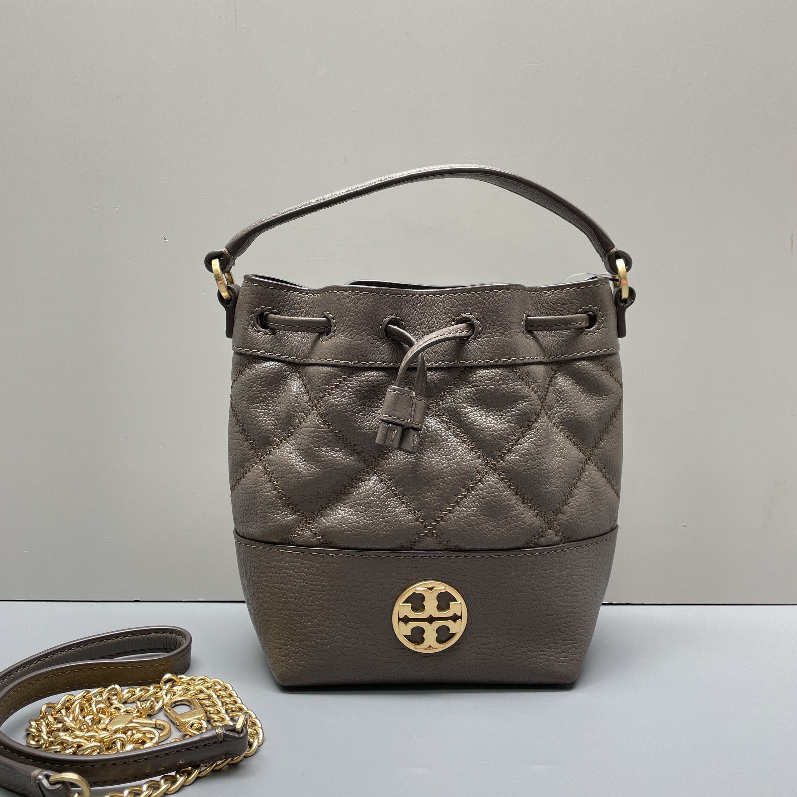 95新 TORY BURCH/汤丽柏琦 willa灰色水桶包15*18*11cmM072203