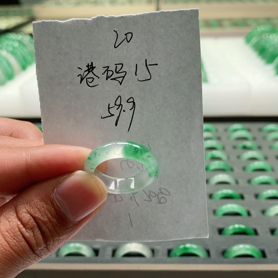 未镶嵌戒圈石英质玉（非洲翠）雅****了