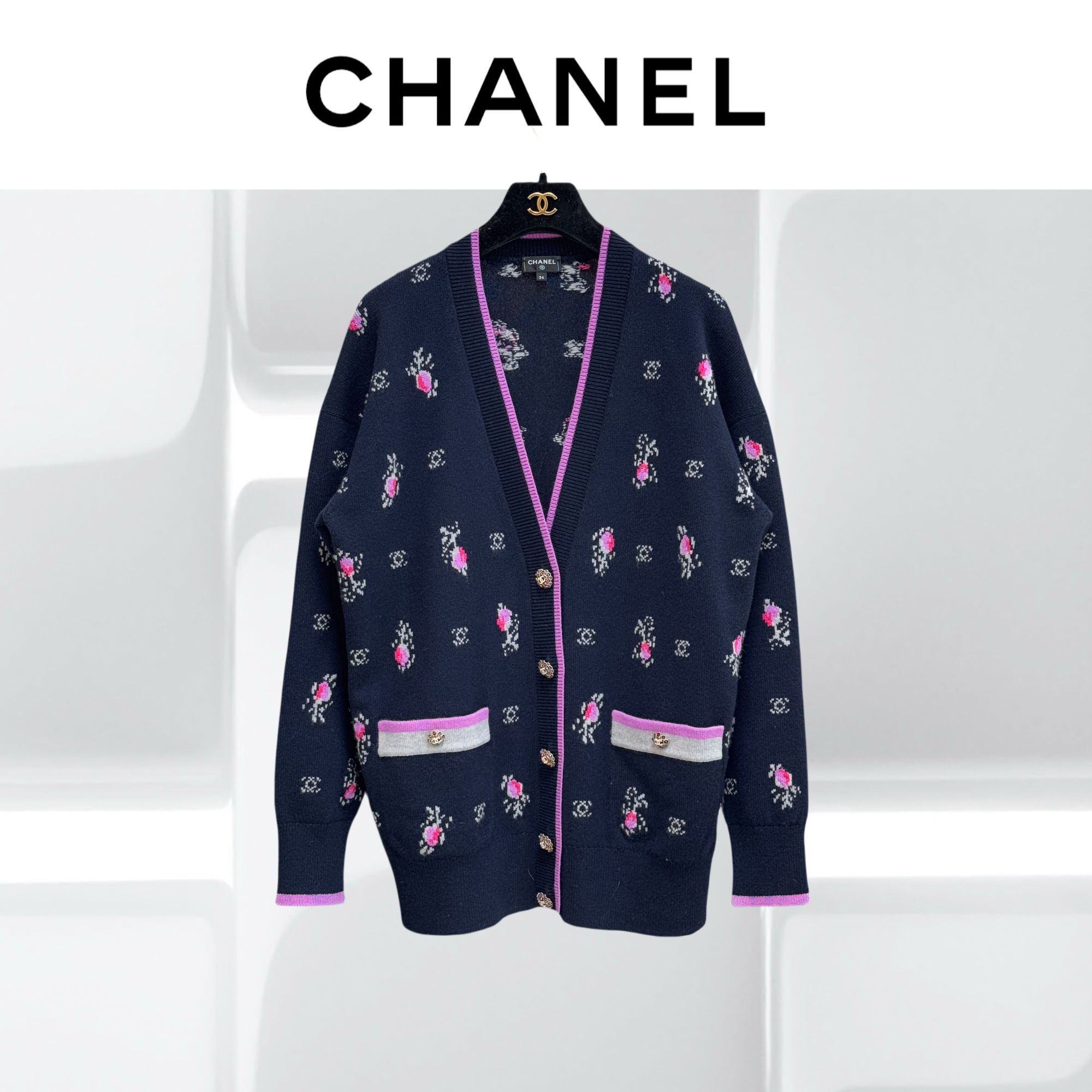 99新 Chanel/香奈儿 34码22K深蓝色拼粉色宝石扣长款开衫 