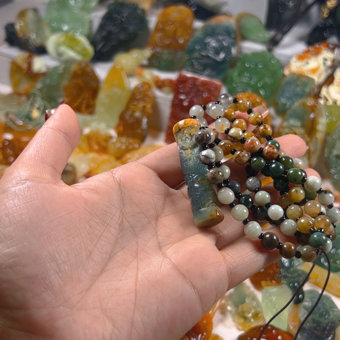 蛇纹石玉颈饰未镶嵌一**子