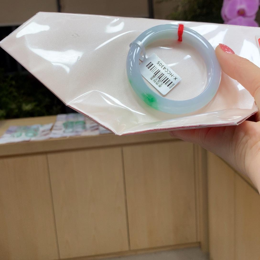 翡翠手镯未镶嵌不退不换