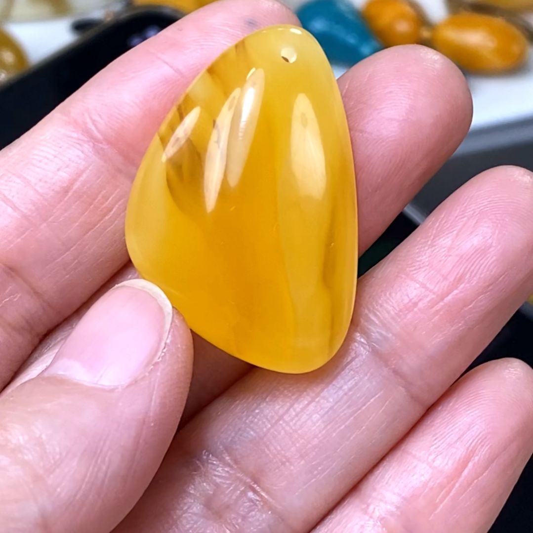 裸石琥珀未镶嵌九*娘随行吊坠