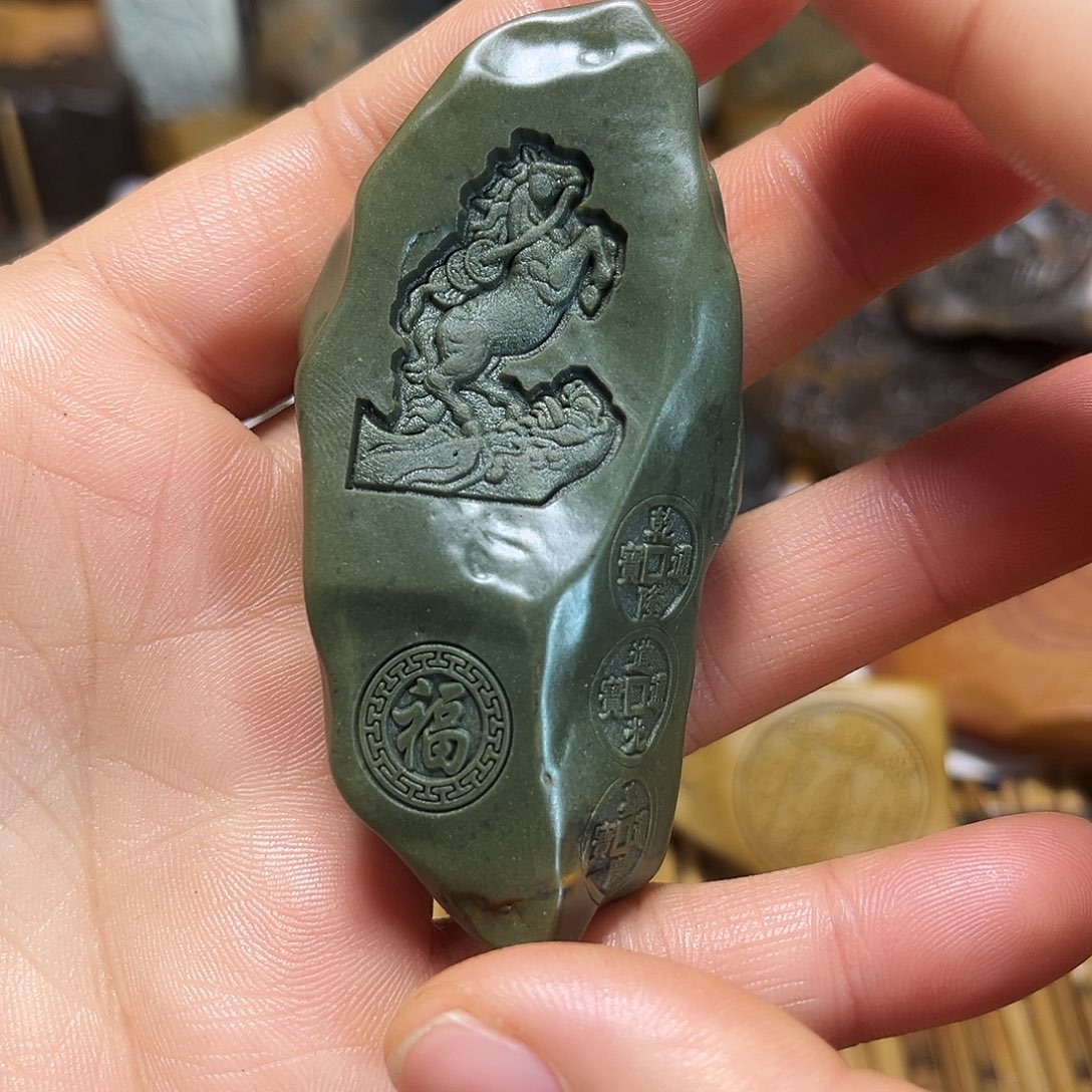 新疆原石雕刻手把件