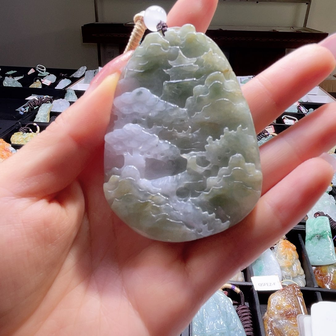 翡翠未镶嵌颈饰一个