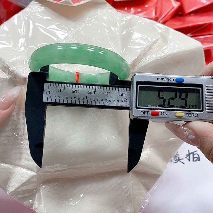 翡翠手镯未镶嵌68。  